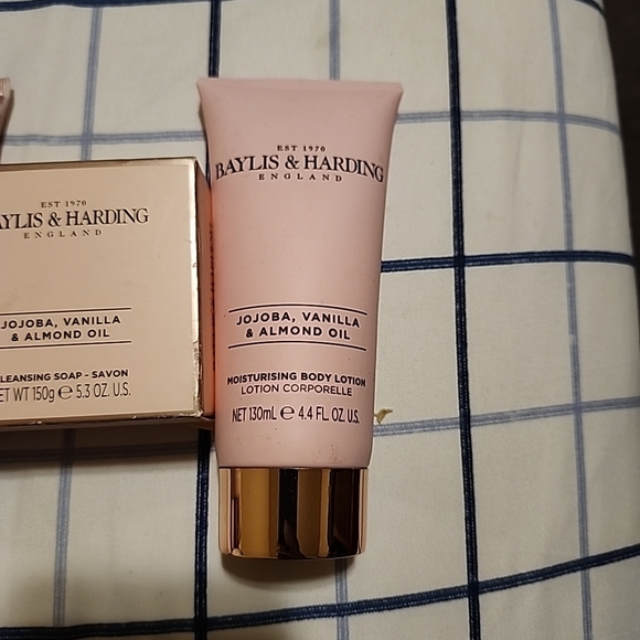 Baylis & Harding Jojoba, Vanilla & Almond Oil Moisturizer Set - Picture 7 of 7